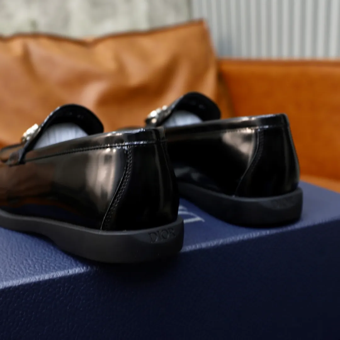 Ex-factory price: 540🙅‍♂️🙅‍♂️🙅‍♂️ Brand: Dior DIOR Standard code: Men's code 38/44 (45 can be customized) Grade: Same as the official website Material: Original cowhide stitching, cowhide lining, original TPU wear-resistant soft outsole Style categories: Leisure and sports version, footwear for driving, young fashion, European and American trends, British style Color: actual picture color